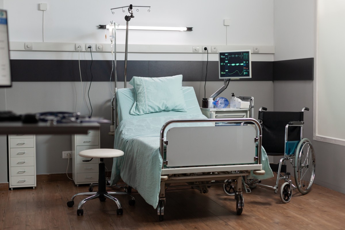 empty hospital room with nobody it having single bed (1)